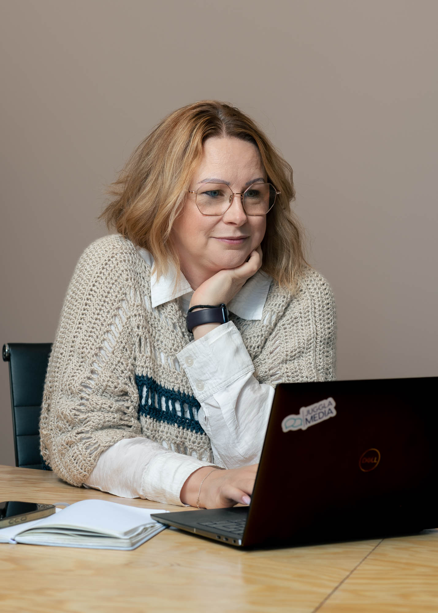 Jennie jobbar med kommunikation